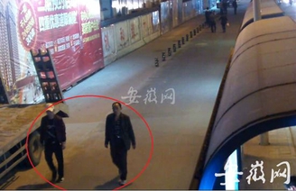 路面监控拍下两男子的行踪。(警方供图)