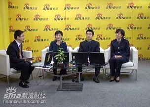 图为北京市海淀区国家税务局副局长李燕林(右二)、纪检组长刘传秀(左二)、征收管理科科长王维(右一)现场回答网友提问