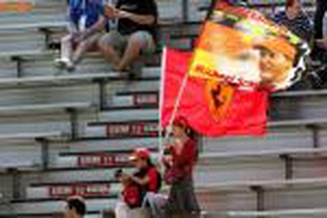 图文-F1中国大奖赛排位赛中国女车迷为舒马赫挥旗